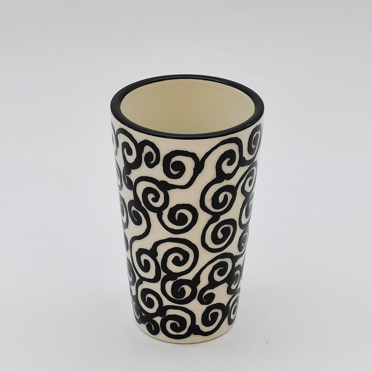 luisa-paix-o-redemoinho-mug-c-ramique-30-cl-noir-spirale image 3