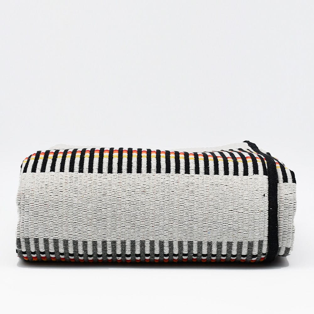 luisa-paix-o-manta-de-mira-de-aire-plaid-gris-bordeaux-200x140 image 1