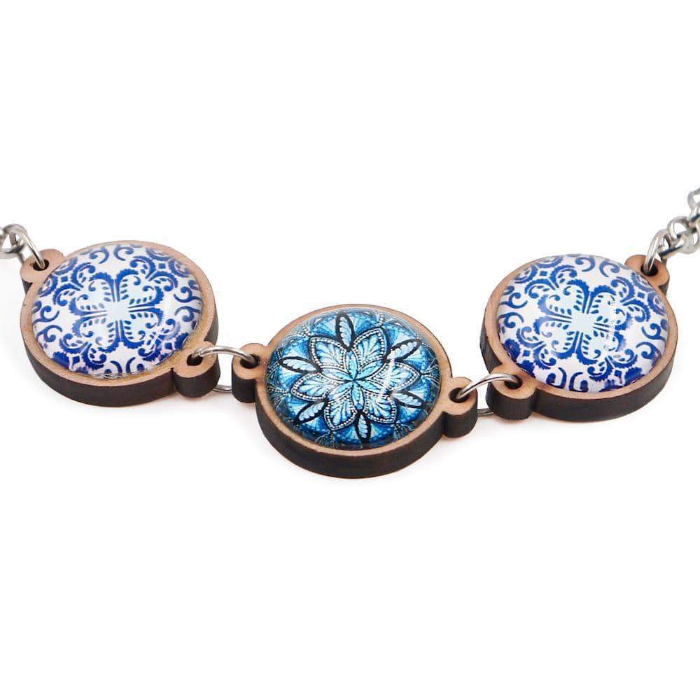 luisa-paix-o-bijoux-du-portugal-collier-3-pendentifs-azulejos-m-tal-2 image 3