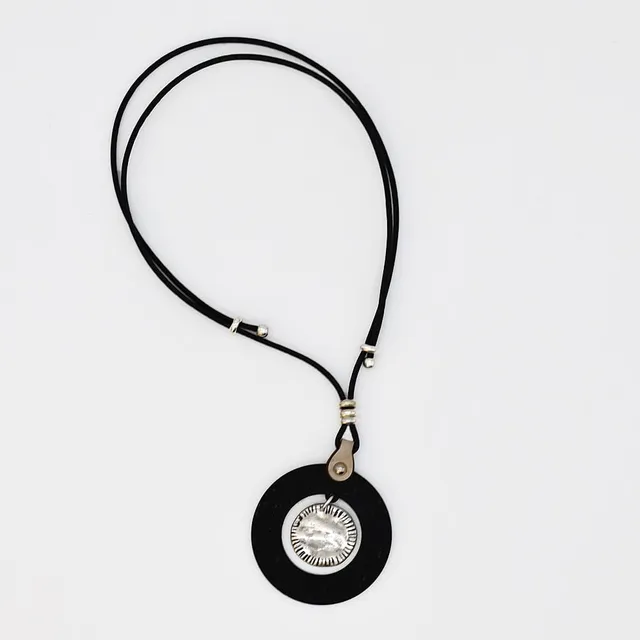 luisa-paix-o-bijoux-du-portugal-collier-coulissant-li-ge-noir-r-glable image 1