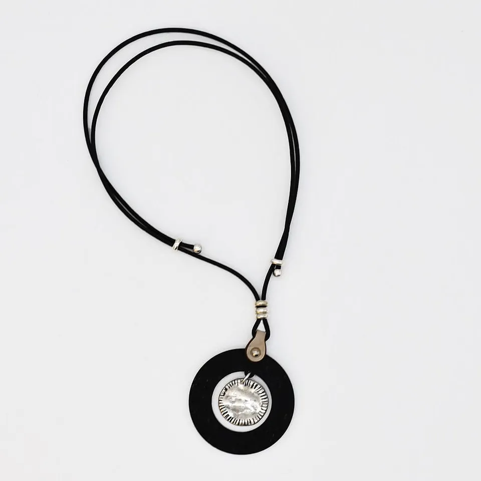 luisa-paix-o-bijoux-du-portugal-collier-coulissant-li-ge-noir-r-glable image 1