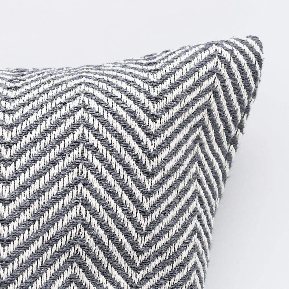 luisa-paix-o-chevrons-housse-de-coussin-50x50-gris image 3