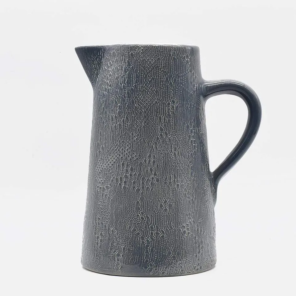 luisa-paix-o-renda-carafe-en-c-ramique-bleue-23-cm image 1