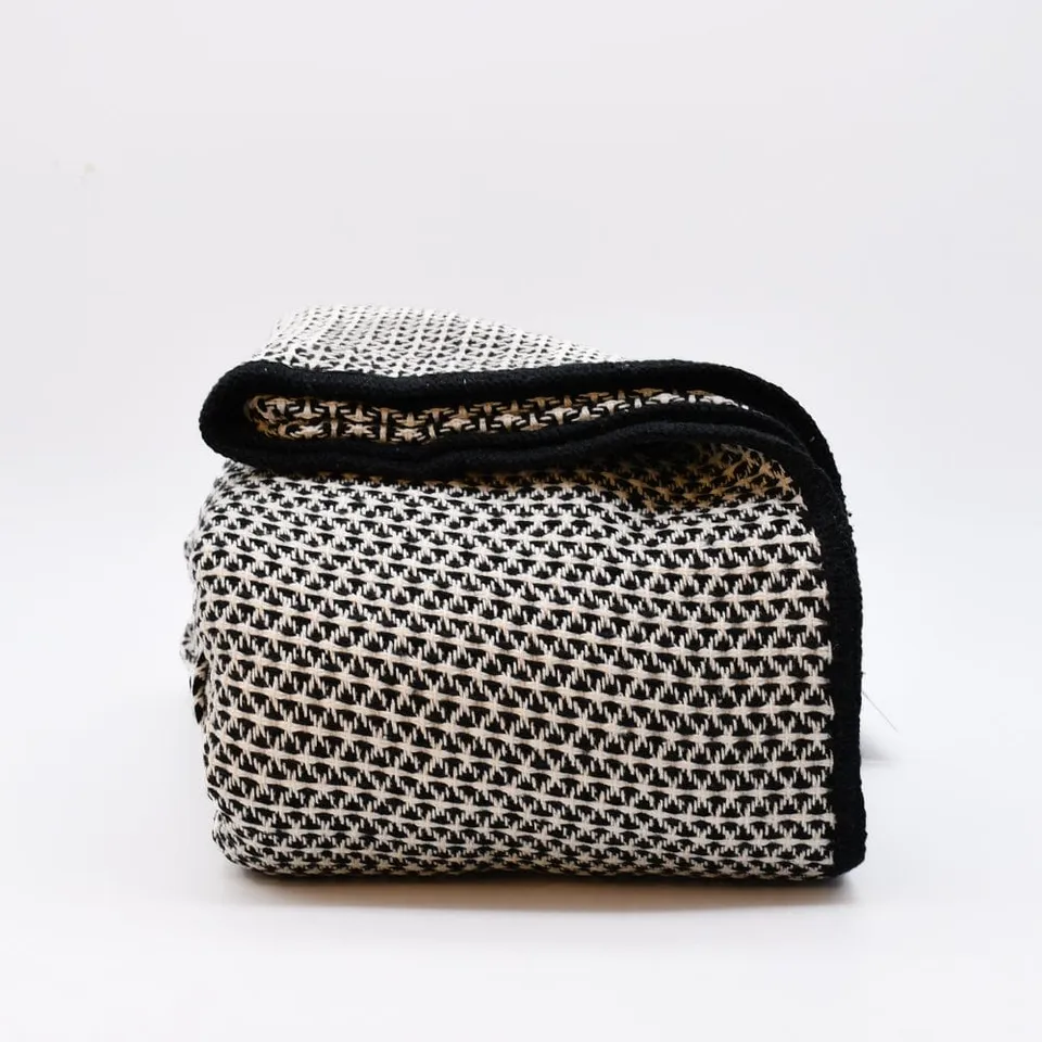 luisa-paix-o-linge-de-maison-maxi-plaid-coton-noir-220x170 image 1