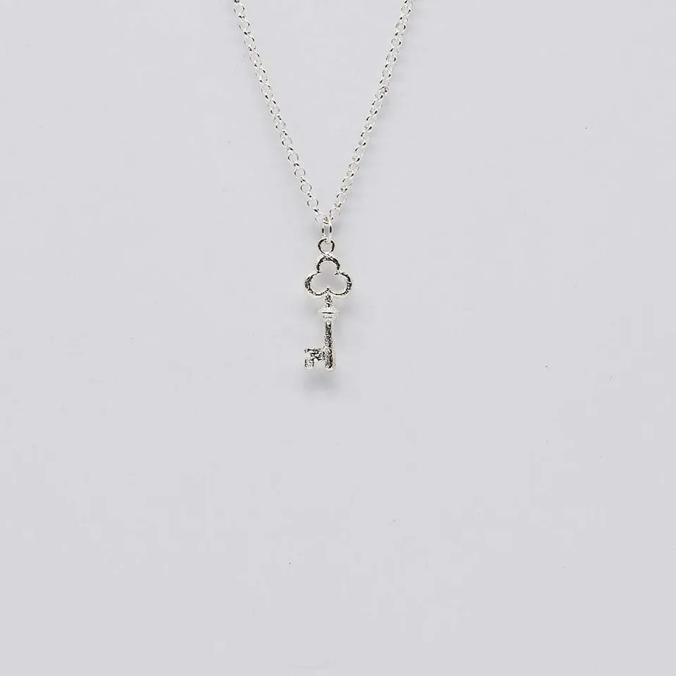 luisa-paix-o-bijoux-charm-cl-saint-pierre-argent-925-2cm image 1