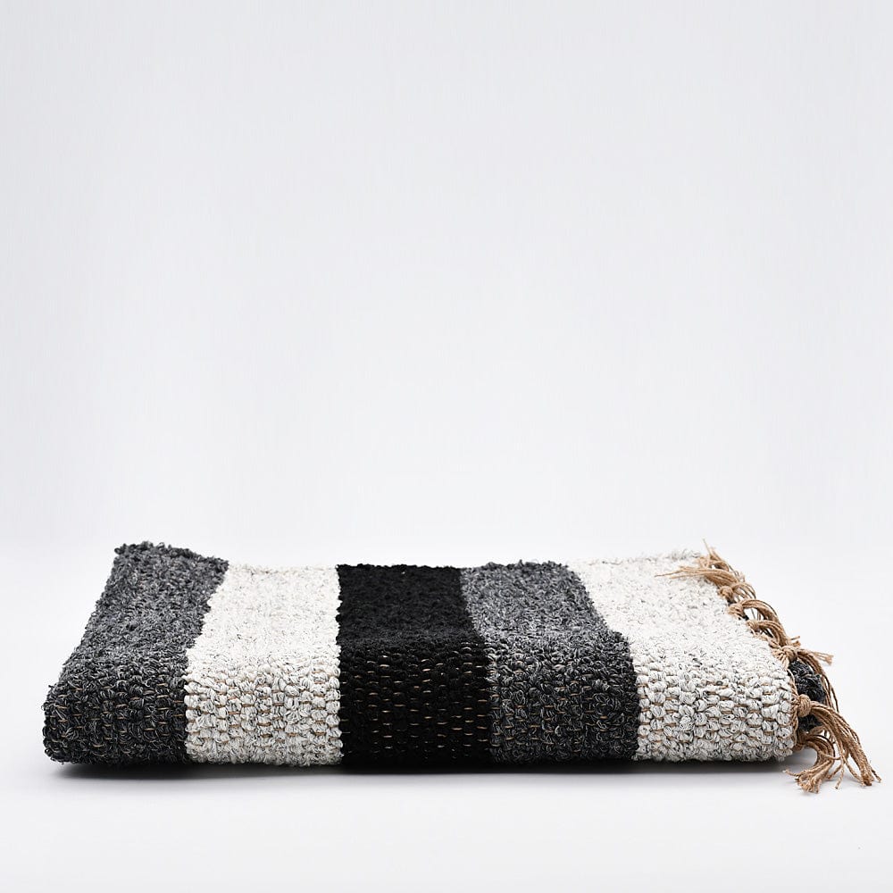luisa-paix-o-linge-de-maison-tapis-artisanal-ray-gris-noir-110x60 image 1