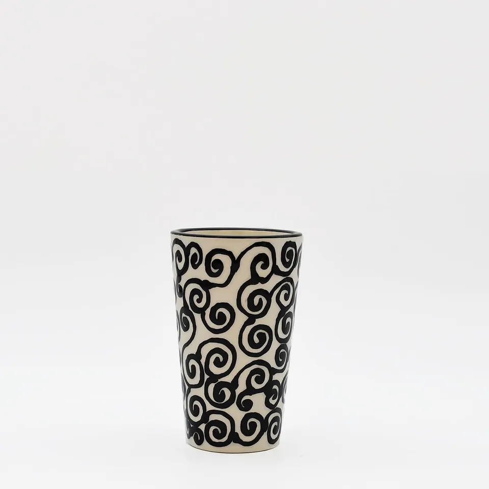 luisa-paix-o-redemoinho-mug-c-ramique-30-cl-noir-spirale image 1