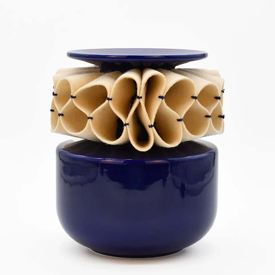 luisa-paix-o-a-jarra-de-rufos-vase-c-ramique-bleu-20cm image 1