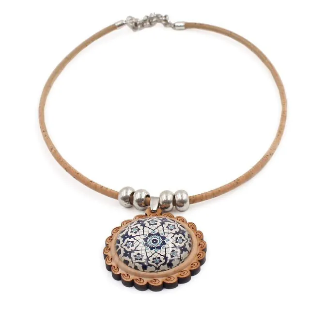 luisa-paix-o-bijoux-du-portugal-collier-li-ge-pendentif-azulejos-bois image 1