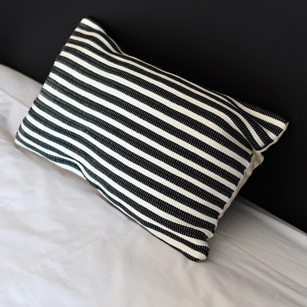 luisa-paix-o-riscas-housse-de-coussin-60x35-bordeaux-recycl-e image 3