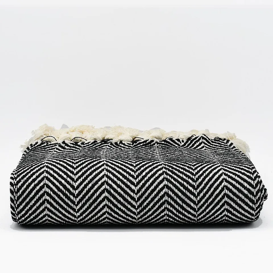 luisa-paix-o-chevrons-plaid-coton-noir-200x135-cm image 1