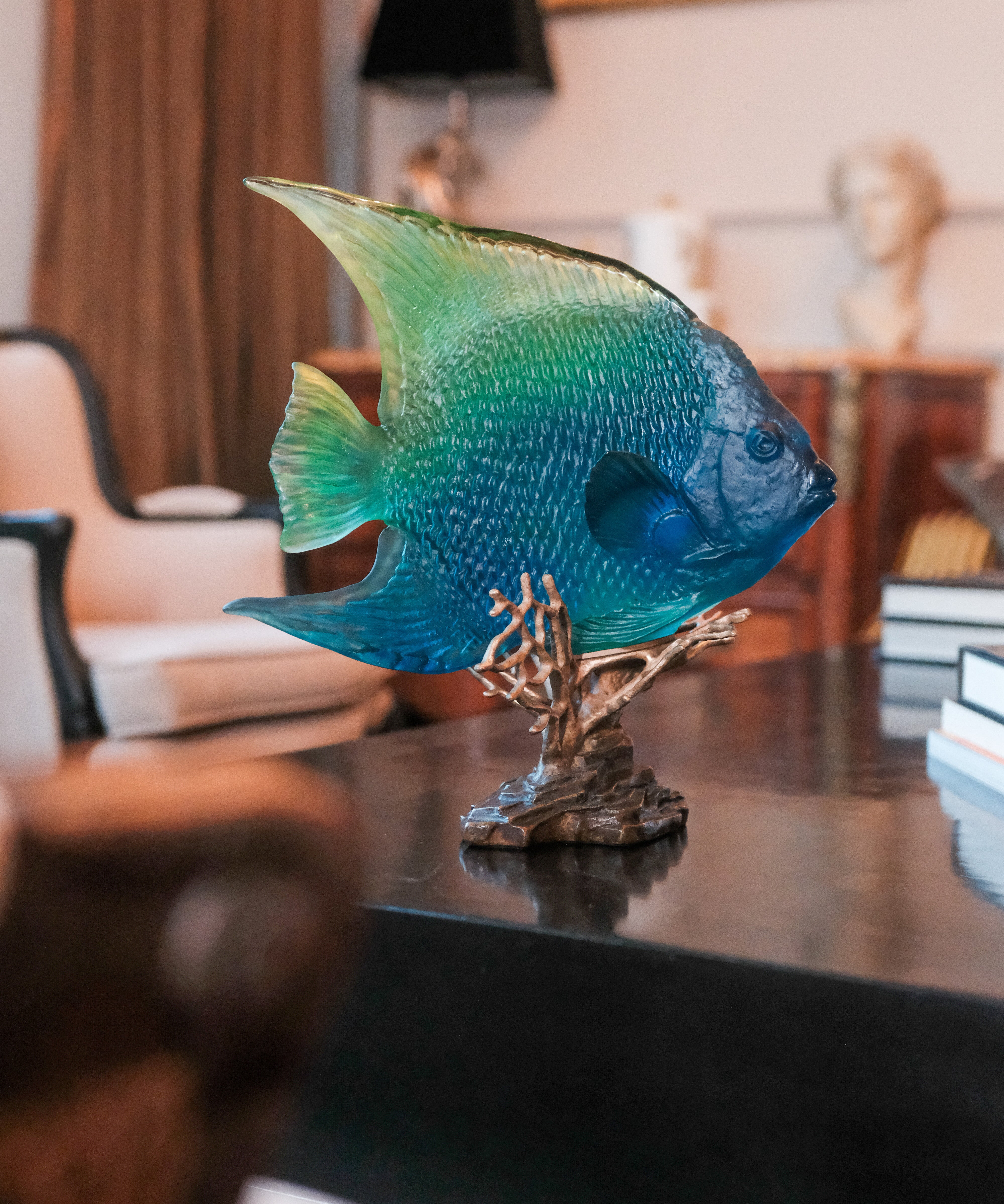 daum-mer-de-corail-ange-royal-sculpture-bleu-jaune-125-ex image 2