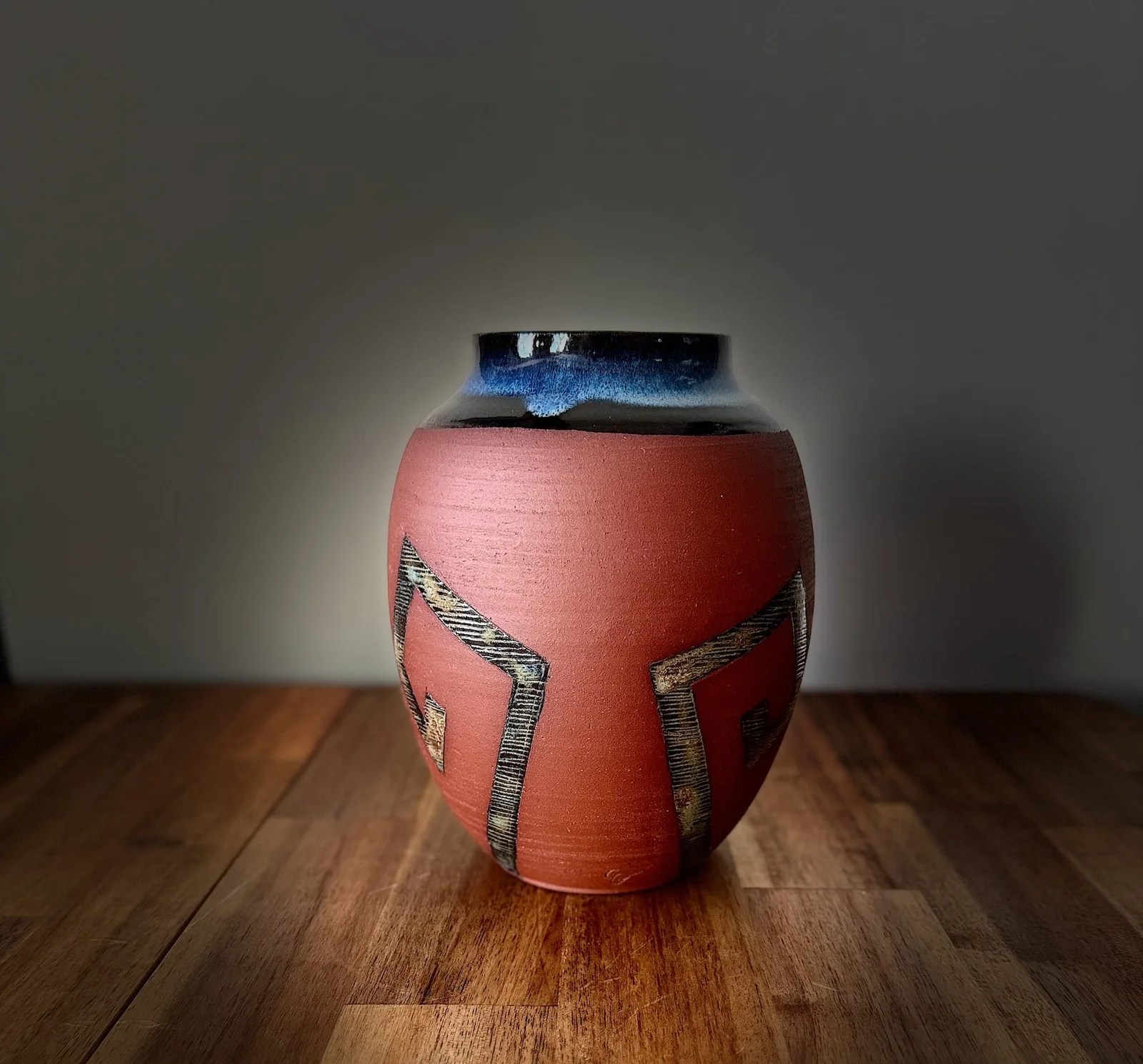l-atelier-c-gaia-vase-gr-s-rouge-col-bleu-14-cm image 3