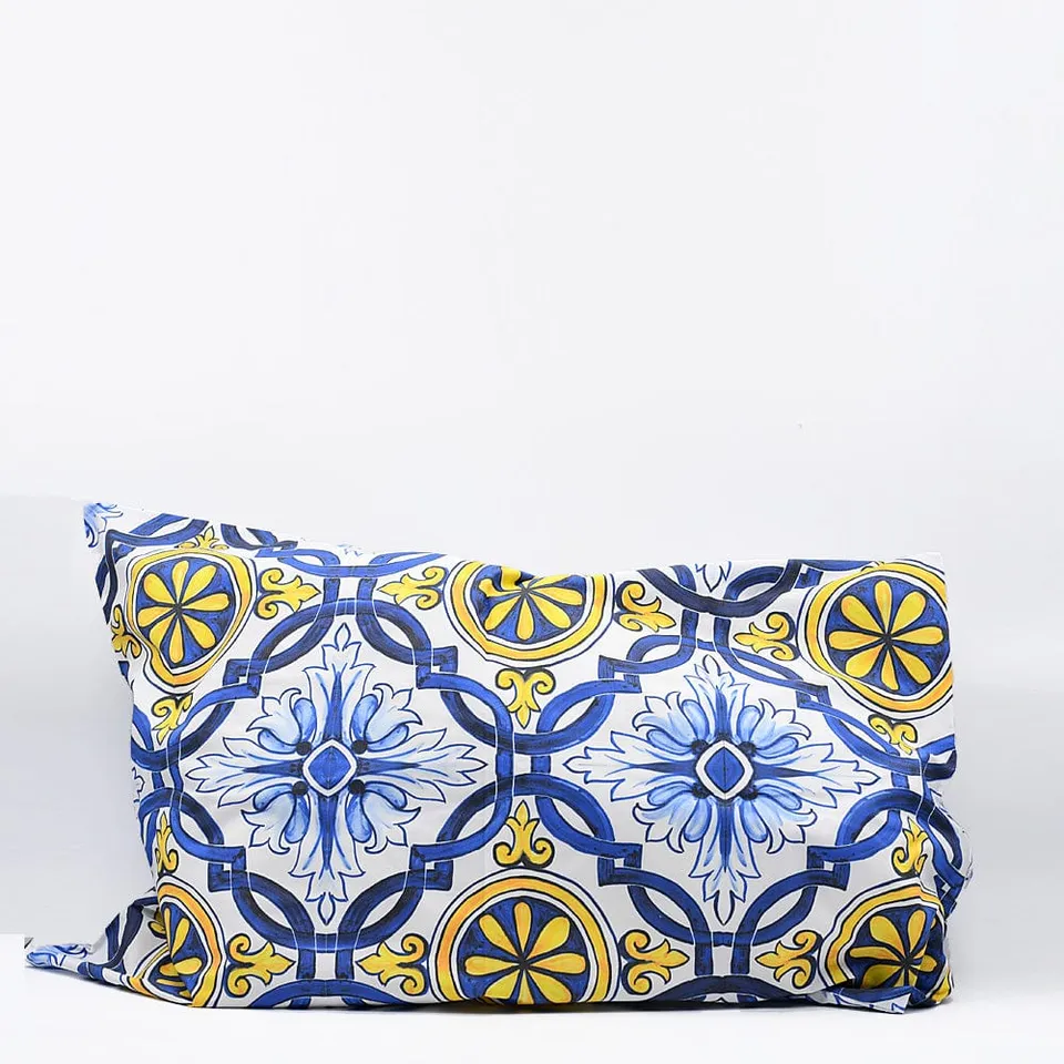 luisa-paix-o-azulejos-taie-oreiller-coton-bleu-jaune-60x60cm image 1