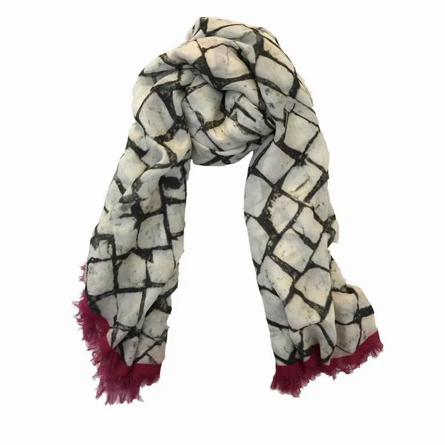 luisa-paix-o-cal-ada-portuguesa-foulard-rouge-100x138-cm image 1