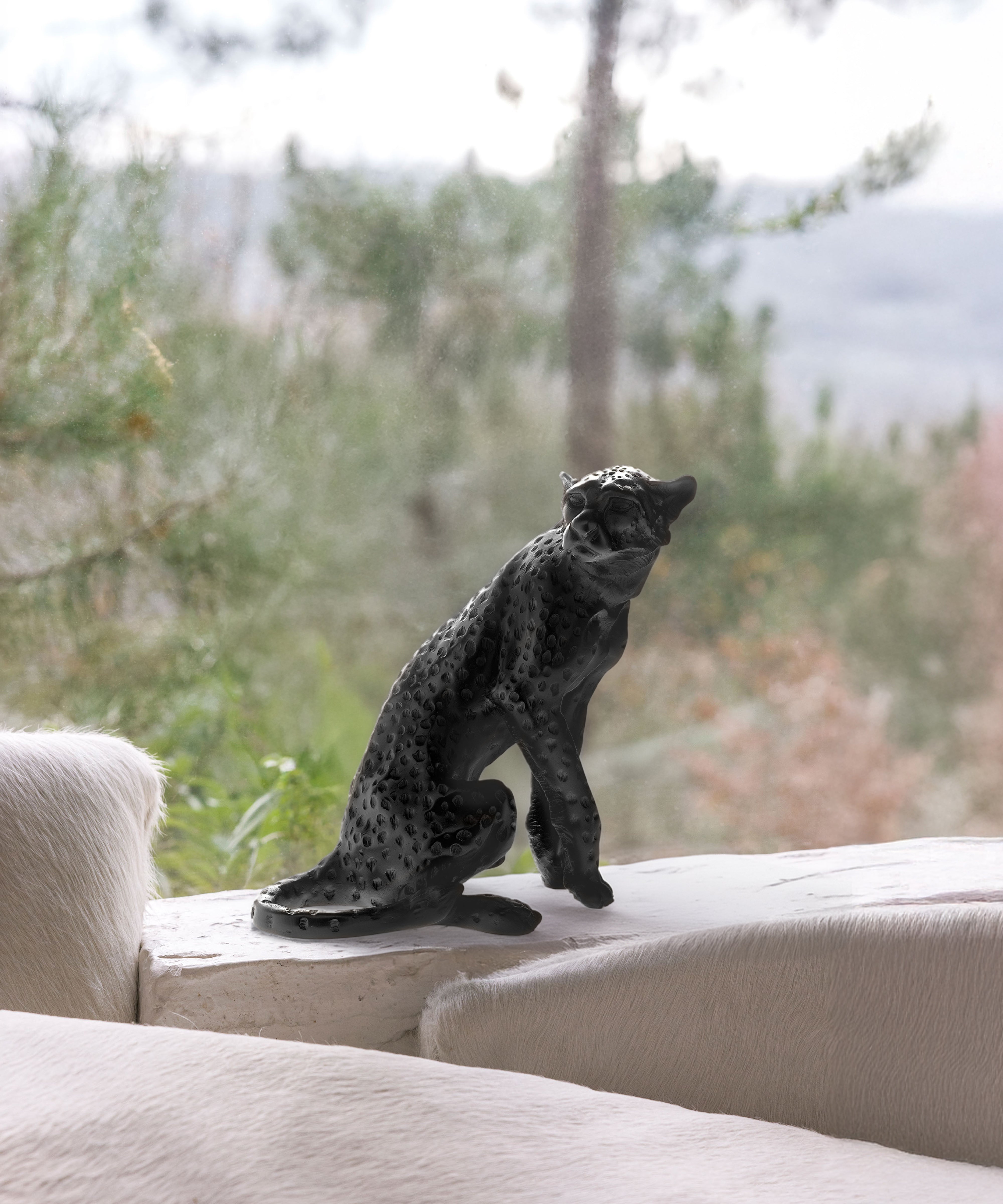 daum-univers-animalier-gu-pard-assis-noir-leroy-sculpture-1000-ex image 2