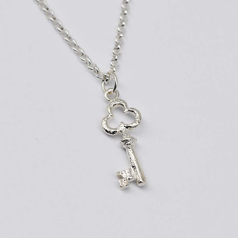 luisa-paix-o-bijoux-charm-cl-saint-pierre-argent-925-2cm image 2