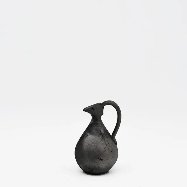 luisa-paix-o-bisalh-es-petite-carafe-terre-cuite-noire-16cm image 1