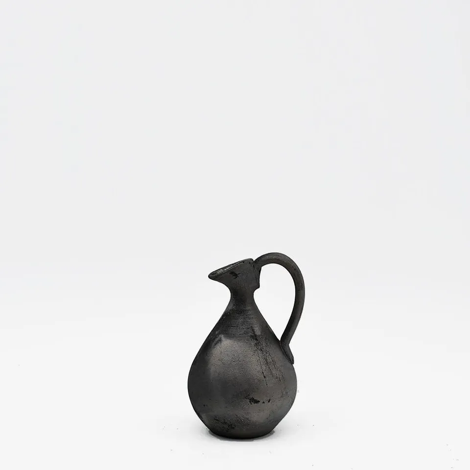 luisa-paix-o-bisalh-es-petite-carafe-terre-cuite-noire-16cm image 1