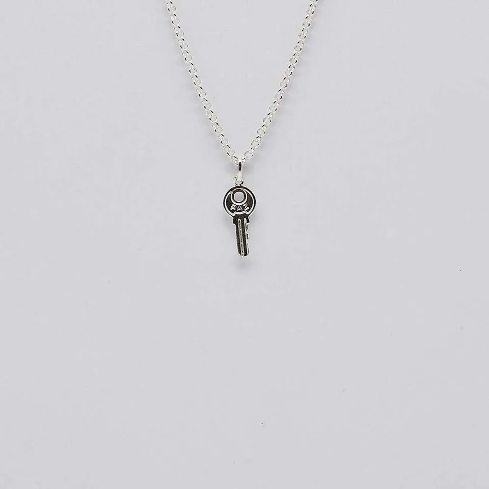 luisa-paix-o-chave-da-felicidade-charm-argent-cl image 1