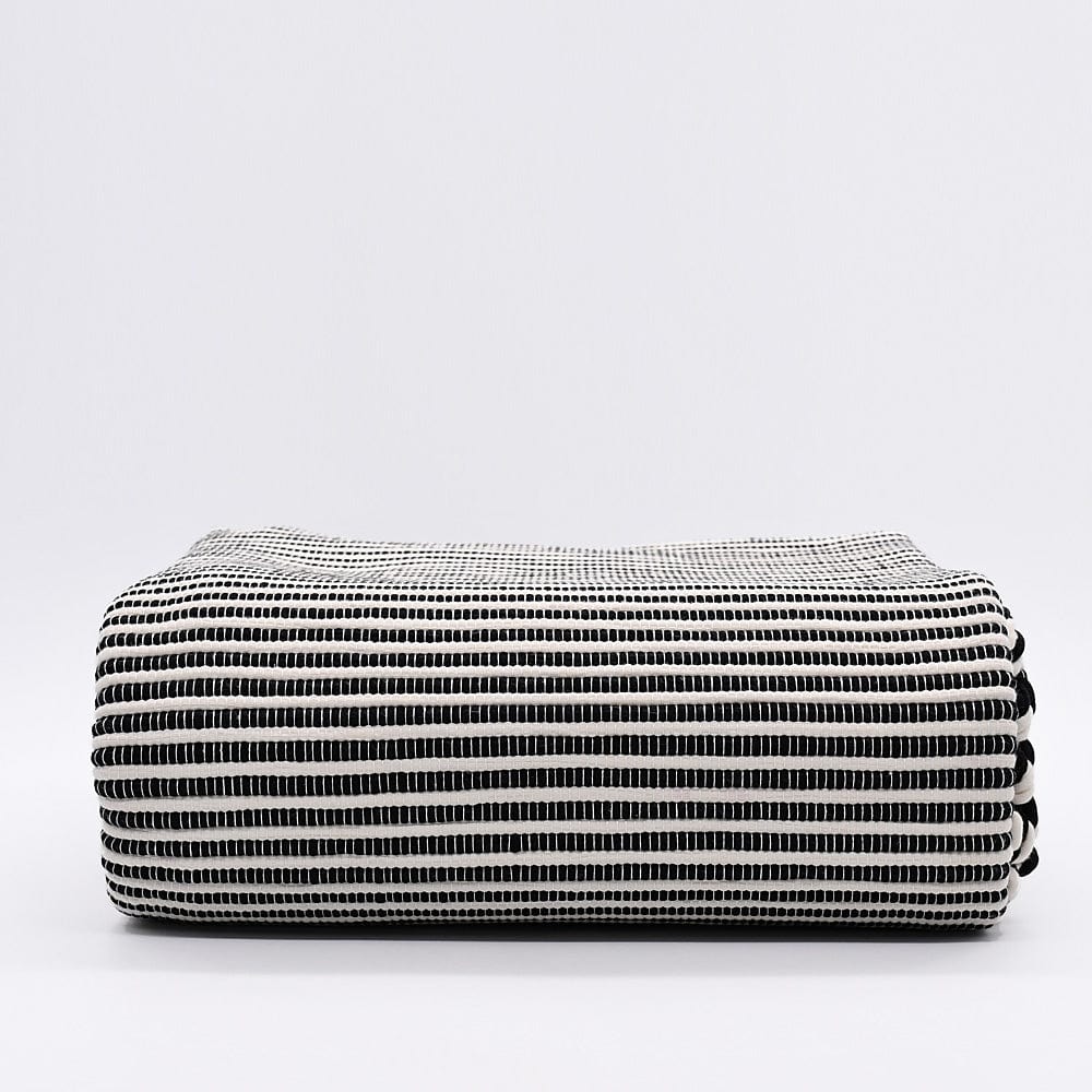 luisa-paix-o-linge-tapis-artisanal-ray-noir-blanc-200x140 image 1