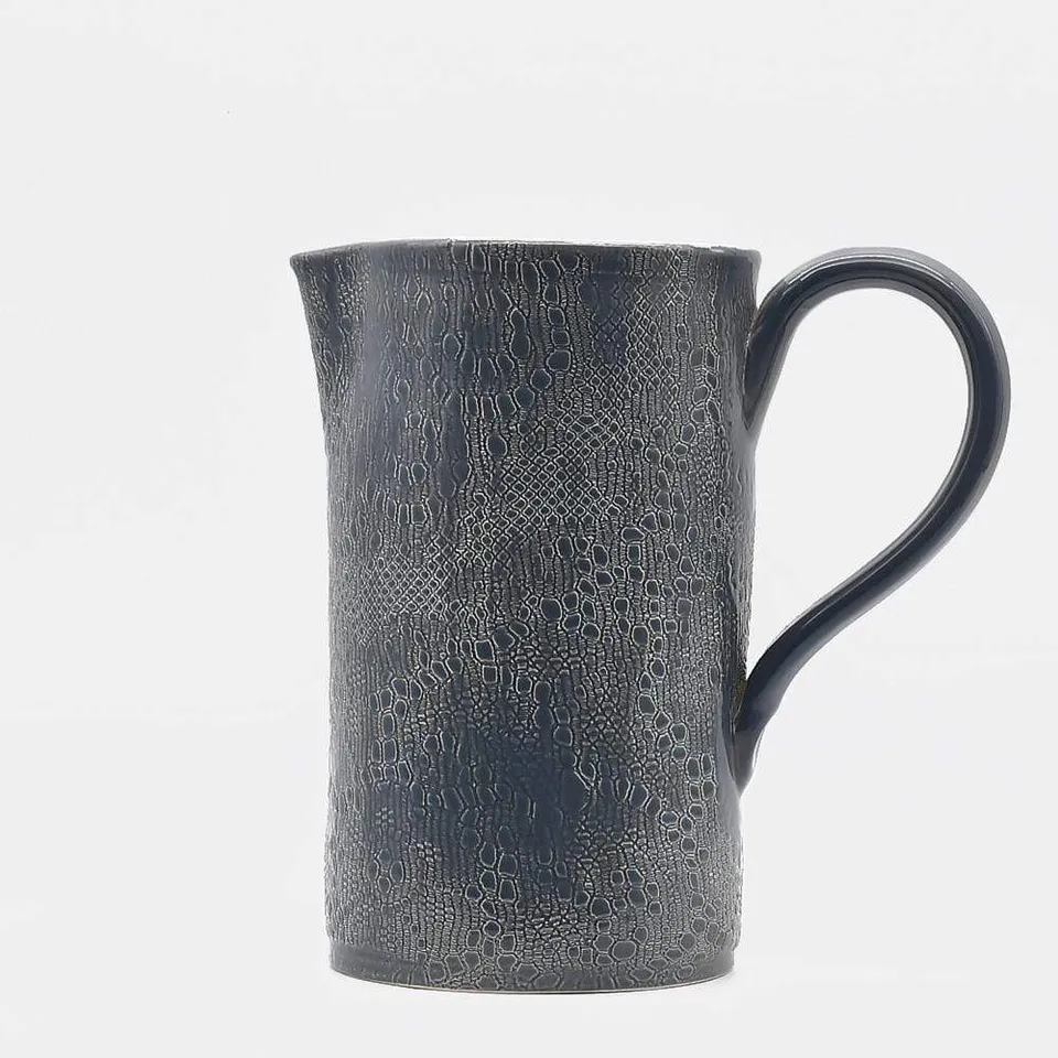 luisa-paix-o-vaisselle-portugaise-carafe-renda-bleue-19-cm image 1