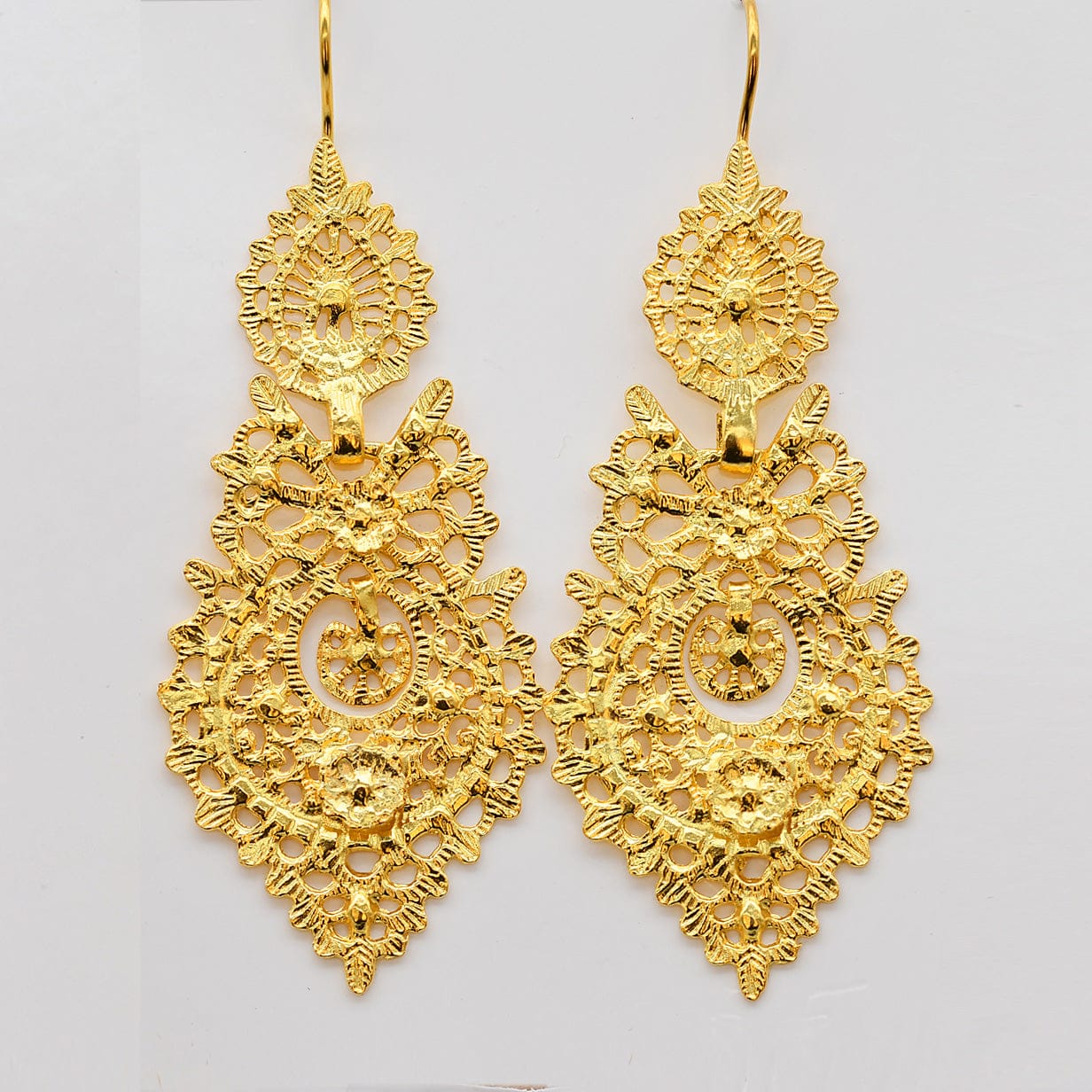 luisa-paix-o-bijoux-boucles-brincos-rainha-dor-5-5-cm image 3