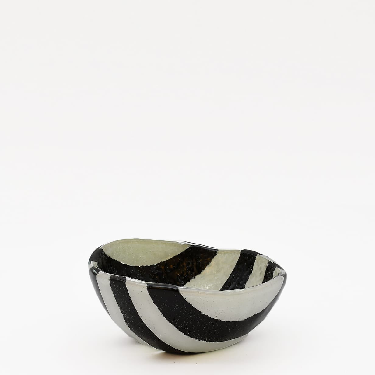 luisa-paix-o-marinha-grande-saladier-verre-noir-13-cm image 1