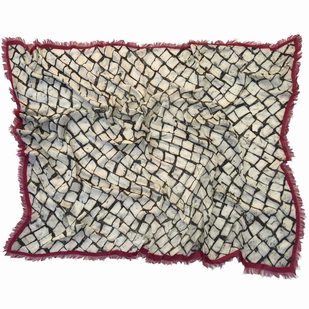 luisa-paix-o-cal-ada-portuguesa-foulard-rouge-100x138-cm image 2