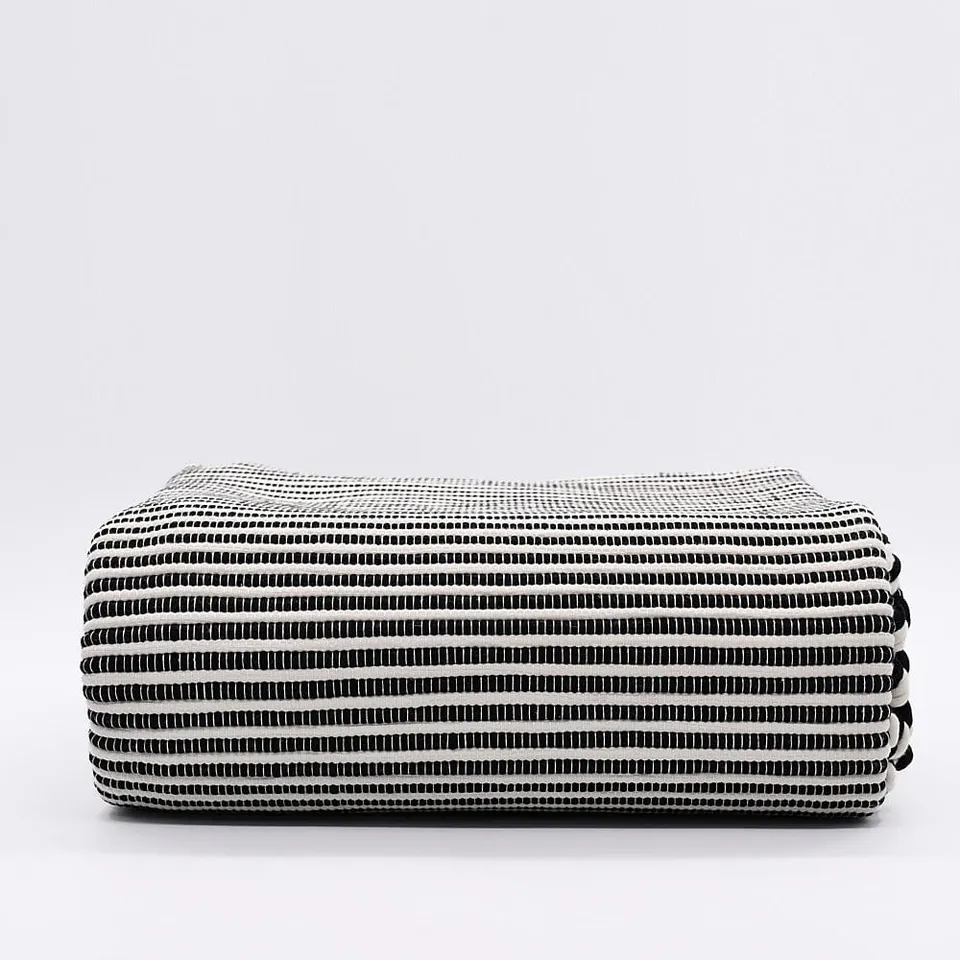 luisa-paix-o-linge-tapis-artisanal-ray-noir-blanc-200x140 image 1