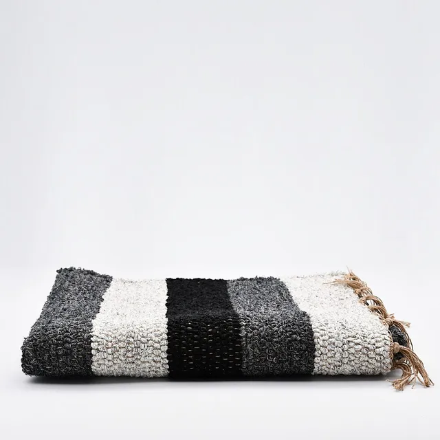 luisa-paix-o-linge-de-maison-tapis-artisanal-ray-gris-noir-110x60 image 1