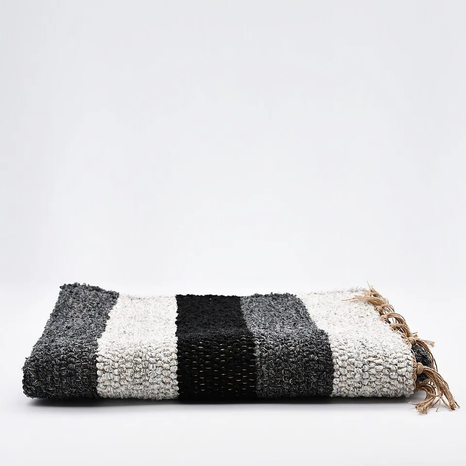 luisa-paix-o-linge-de-maison-tapis-artisanal-ray-gris-noir-110x60 image 1
