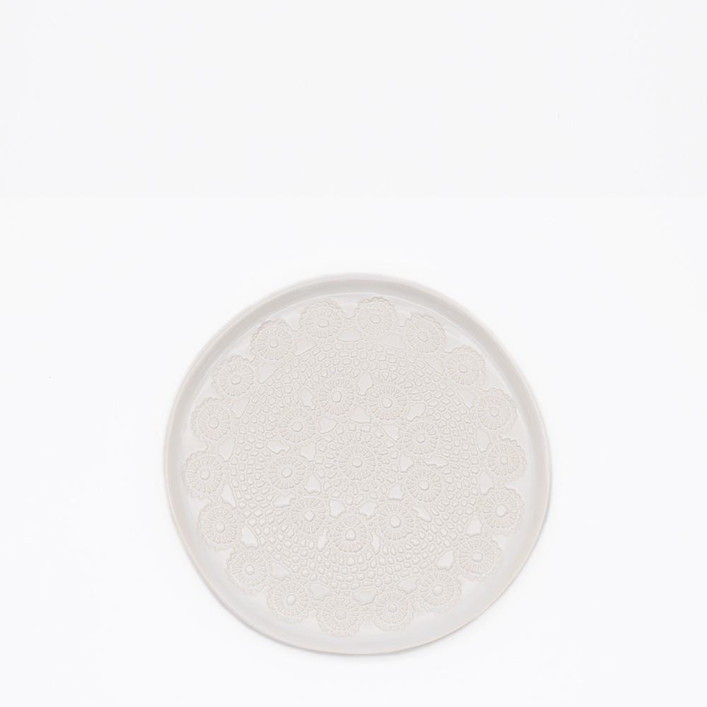 luisa-paix-o-flores-assiette-blanche-20cm-c-ramique-artisanale image 1