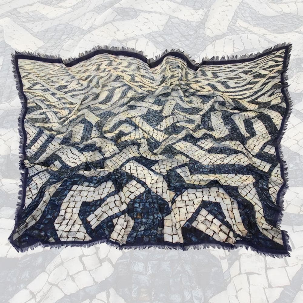 luisa-paix-o-cal-ada-portuguesa-foulard-bleu-100x138-cm image 3