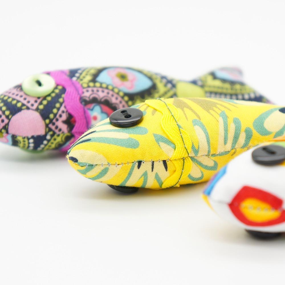 luisa-paix-o-sardinha-magnet-sardine-tissu-jaune-12-cm image 3