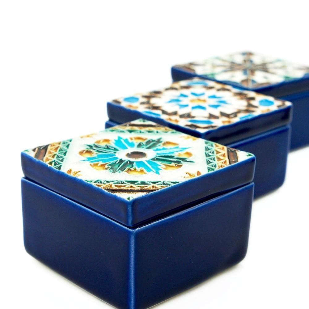 luisa-paix-o-azulejo-bo-te-c-ramique-7cm-peinte-main image 5
