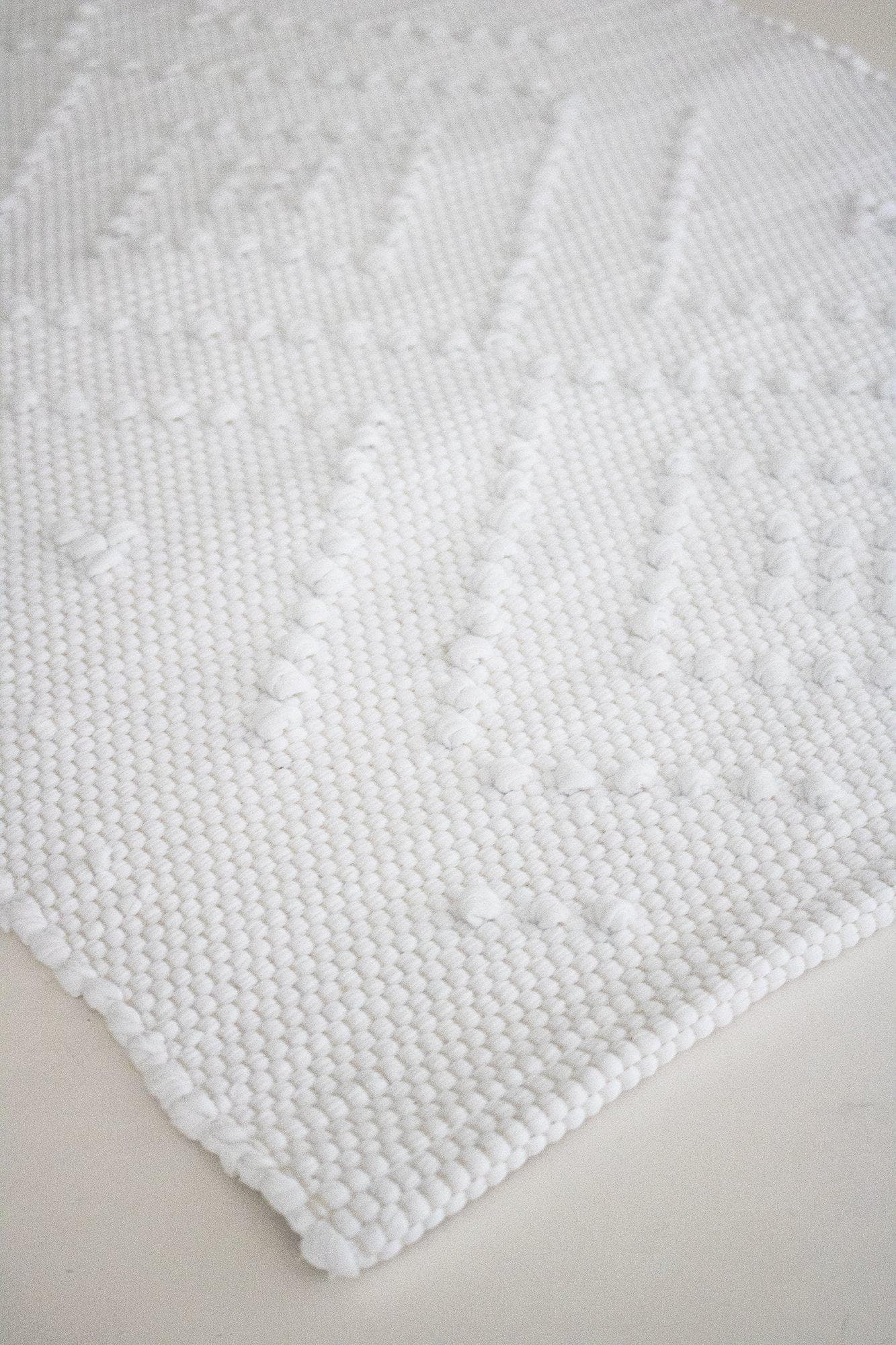 luisa-paix-o-linge-de-maison-tapis-salle-de-bain-blanc-cass-150x60 image 3