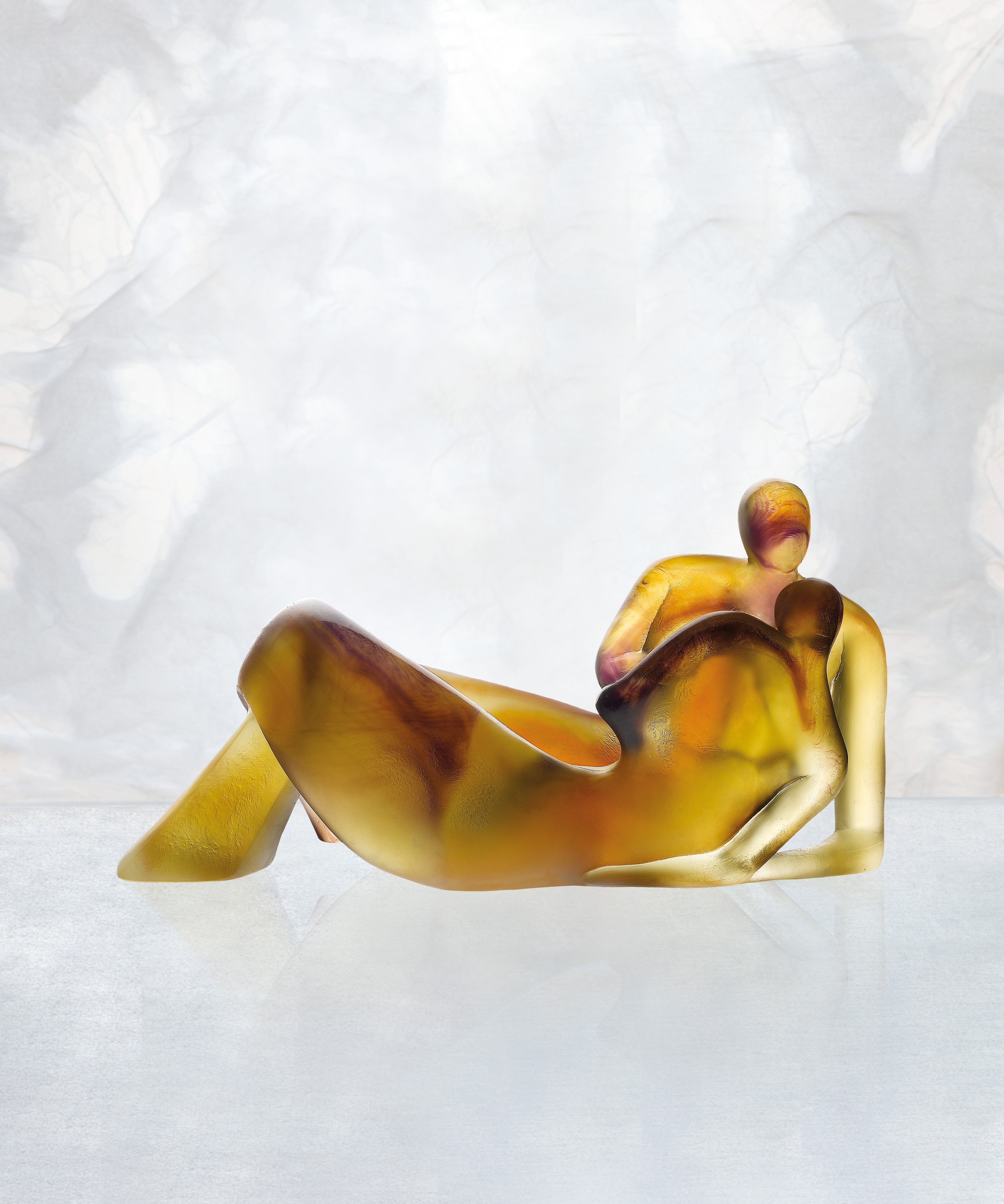 daum-art-cristal-lune-de-miel-sculpture-femme-ambre-rose-mondon image 2