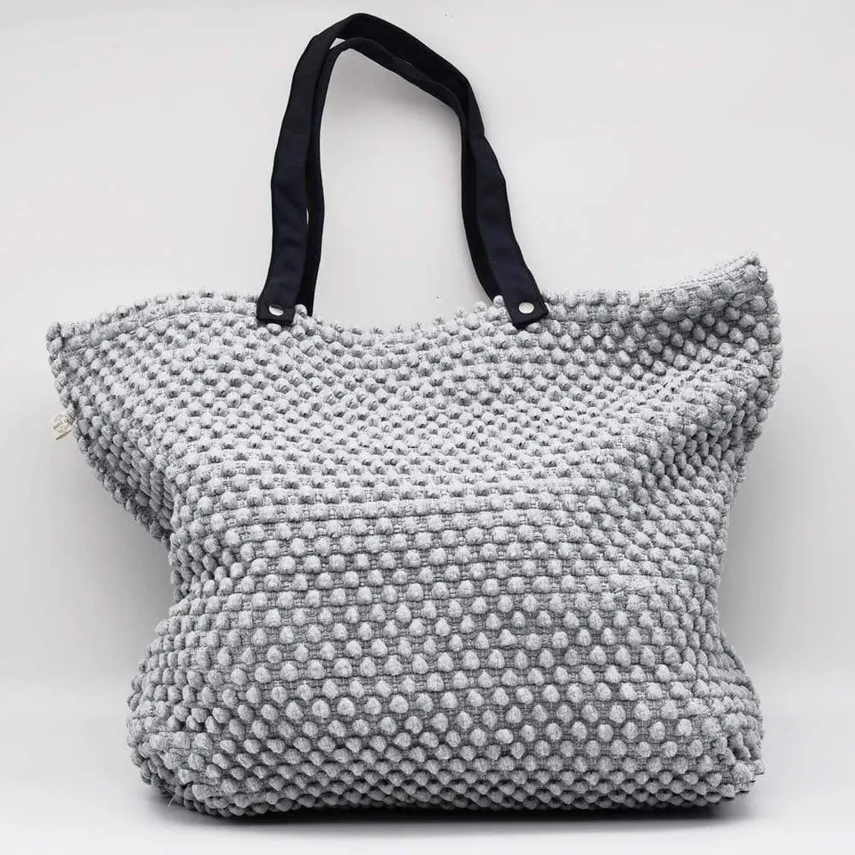 luisa-paix-o-sac-fourre-tout-tapis-portugais-gris image 1