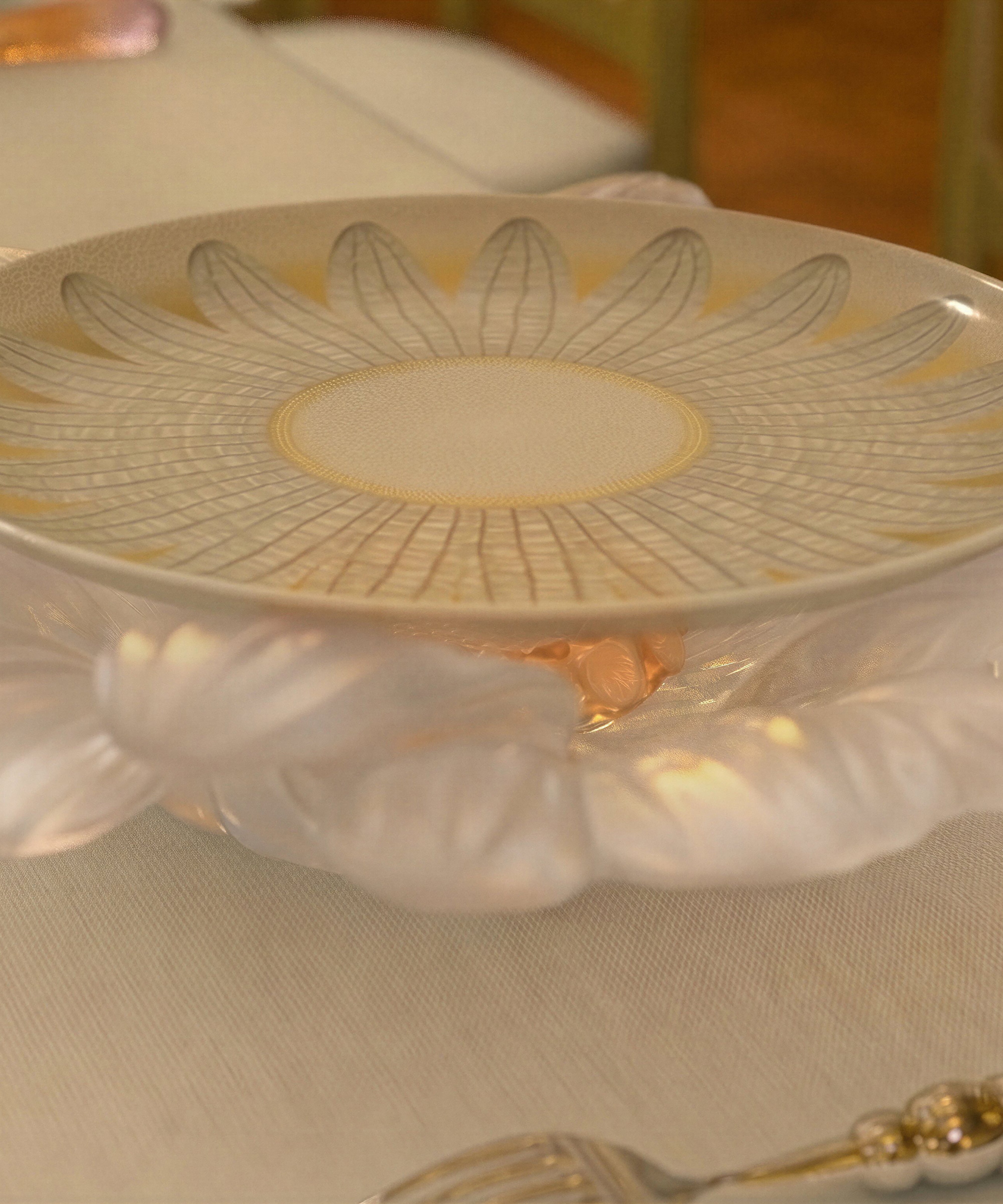 daum-art-de-la-table-or-d-abeille-fleur-pr-sentation-pm-blanche image 3