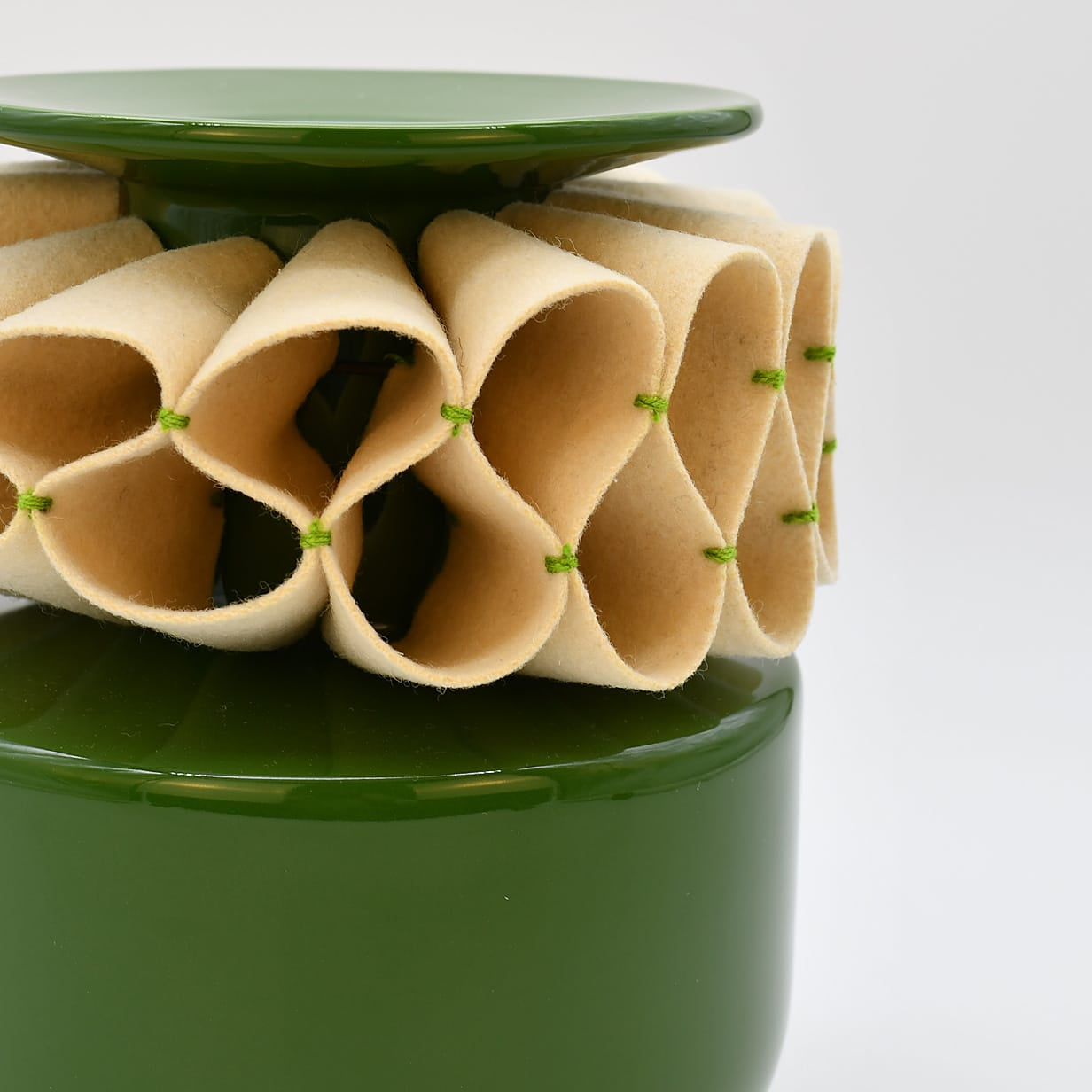 luisa-paix-o-a-jarra-de-rufos-vase-c-ramique-vert-20-cm image 4