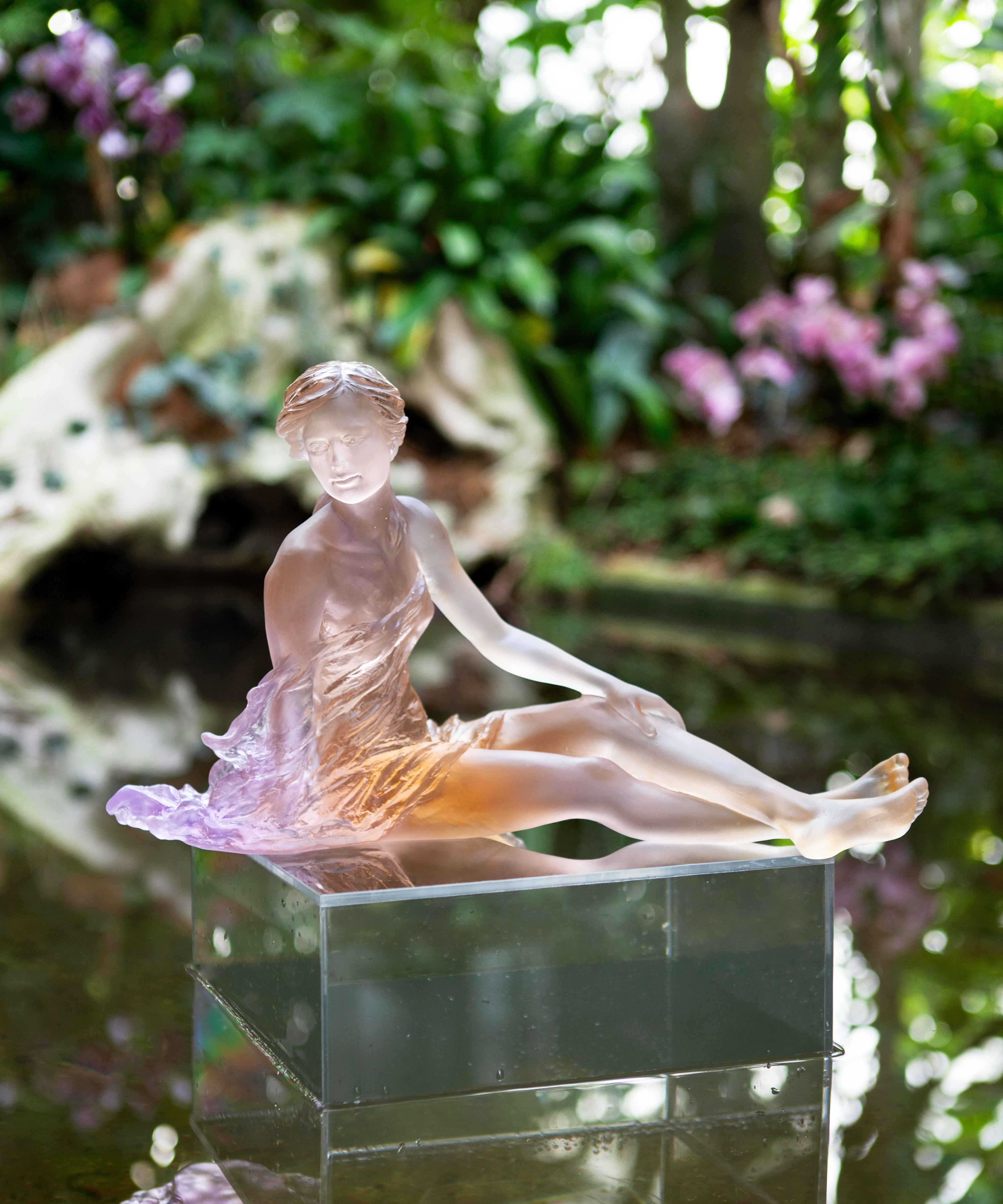 daum-art-cristal-vent-l-ger-ambre-rose-sculpture-femme-luo-li-rong image 2