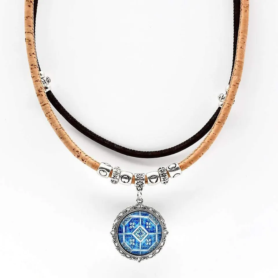 luisa-paix-o-bijoux-du-portugal-collier-azulejo-bleu-blanc-li-ge image 1