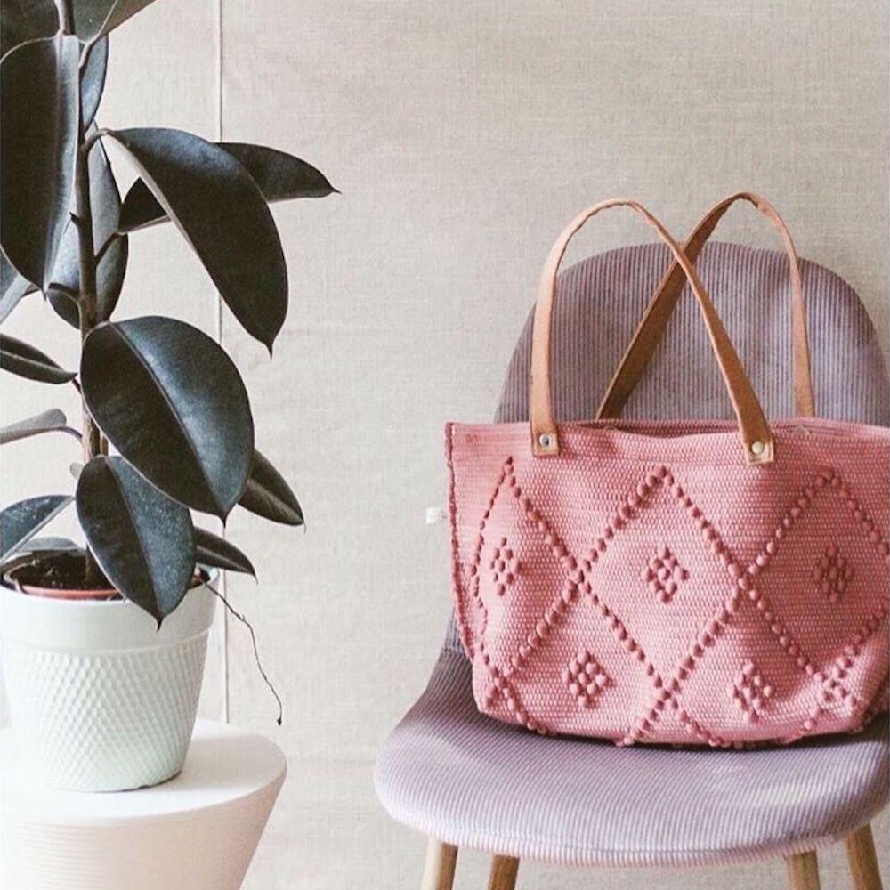 luisa-paix-o-sac-paule-rose-tapis-cuir-50cm-fait-main image 5