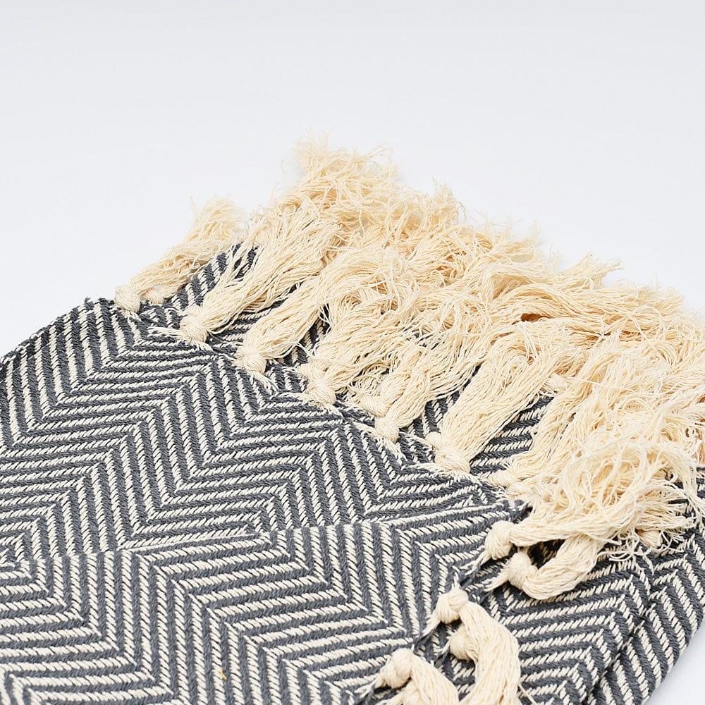 luisa-paix-o-chevrons-plaid-coton-gris-moyen-200x135cm image 3