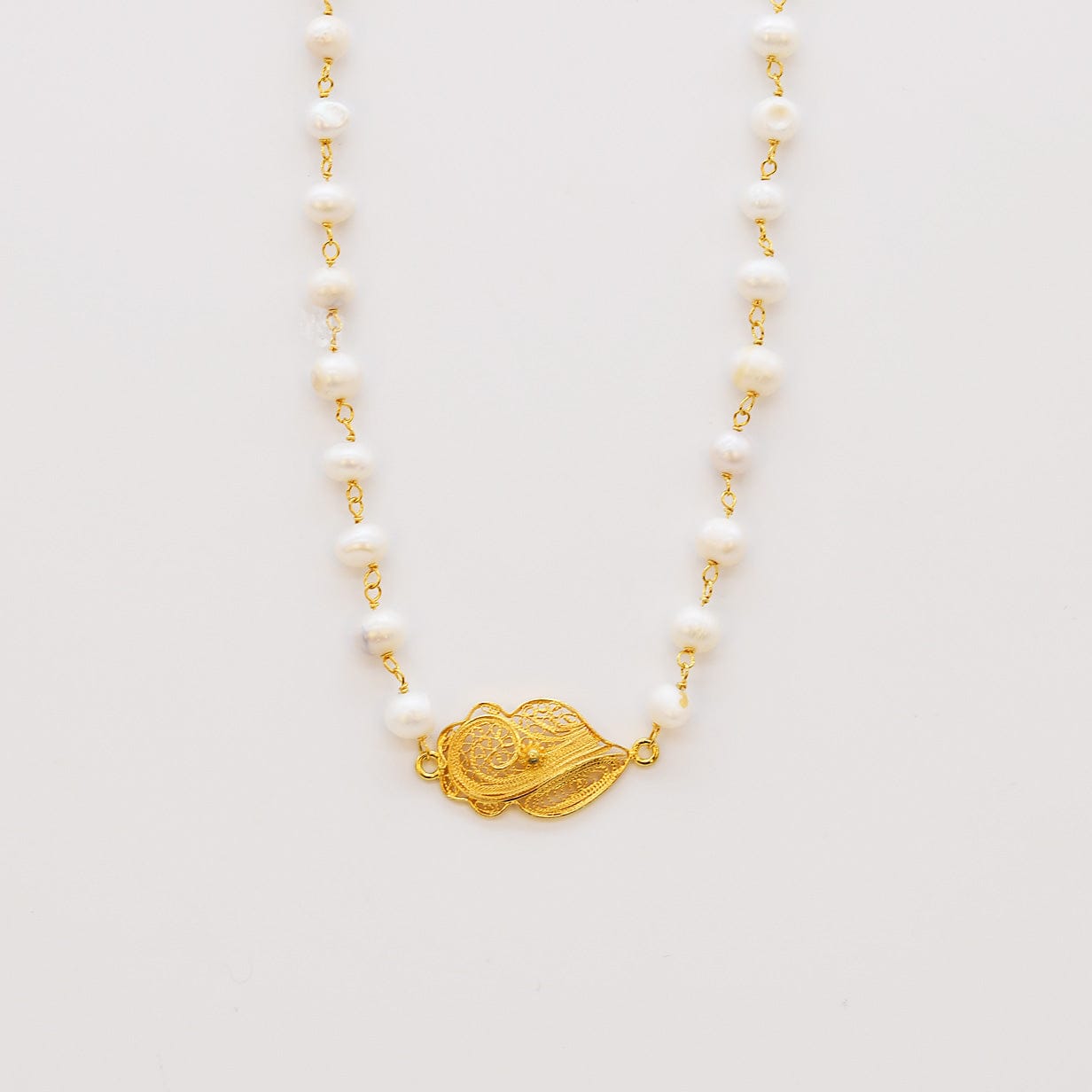 luisa-paix-o-cora-o-de-viana-collier-perles-filigrane-dor-44-cm image 1