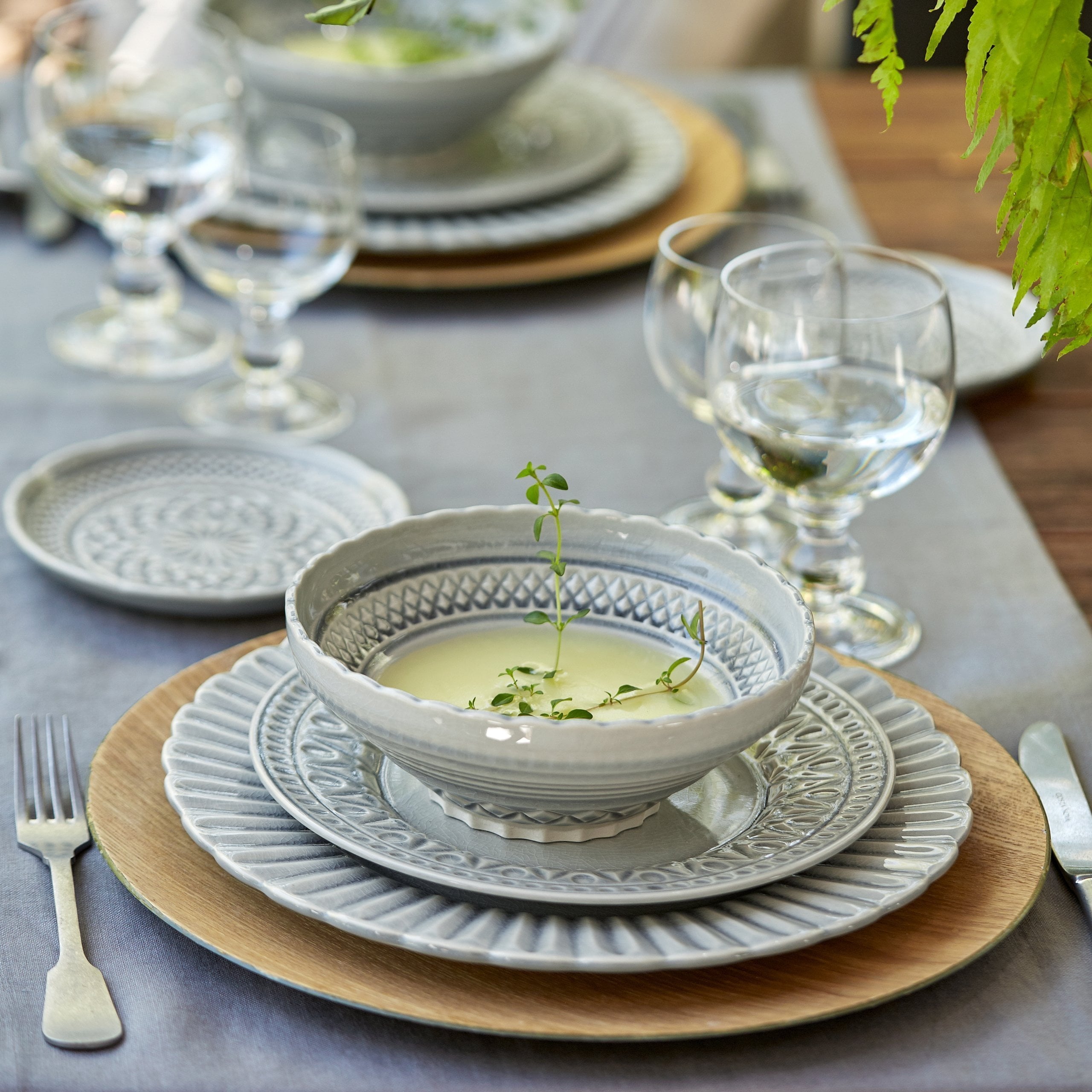luisa-paix-o-cristal-assiette-en-gr-s-grise-28-cm-vitrifi-e image 4