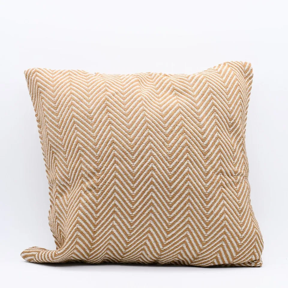 luisa-paix-o-chevrons-housse-de-coussin-50x50-camel-fibres-m-lang-es image 1