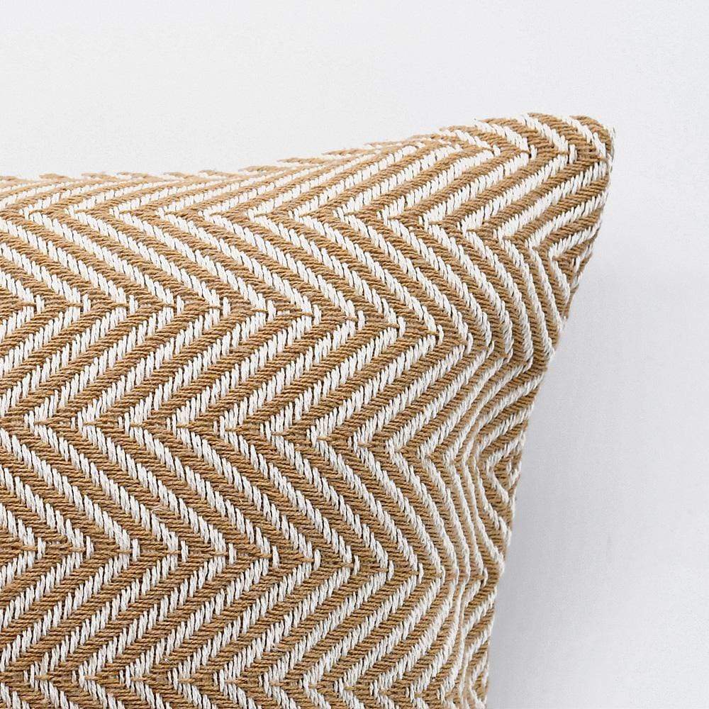 luisa-paix-o-chevrons-housse-de-coussin-50x50-camel-fibres-m-lang-es image 3