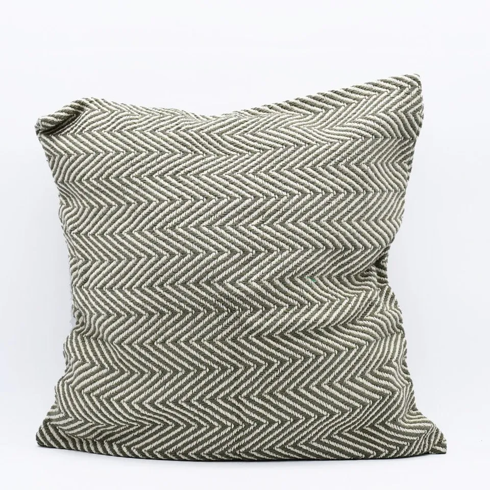 luisa-paix-o-chevrons-housse-de-coussin-50x50-vert-fonc image 1